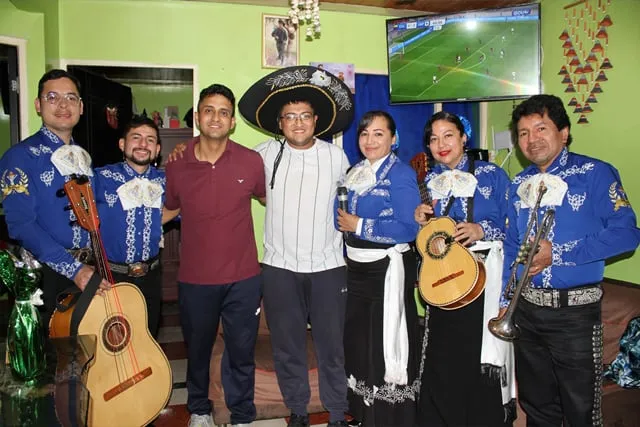 Mariachi con traje azul en cumpleaños sorpresa para hombre Bogotá