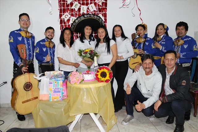 Mariachi con traje azul en cumpleaños familiar con pastel Bogotá