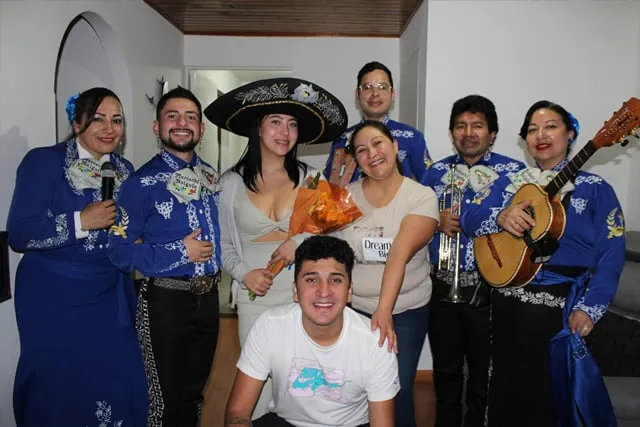 Mariachi con traje azul en serenata sorpresa de cumpleaños Bogotá
