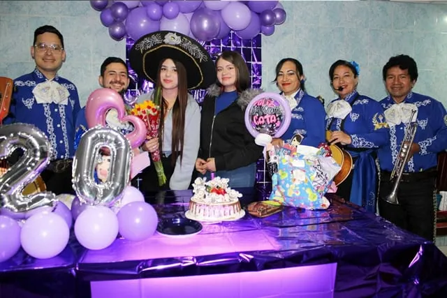 Mariachi con traje azul en cumpleaños juvenil con pastel Bogotá