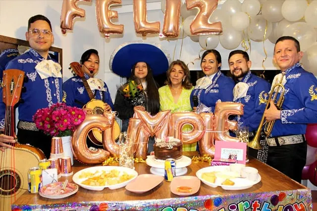 Mariachi con traje azul en cumpleaños de 16 años Bogotá