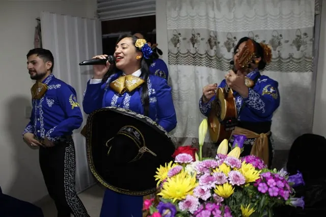 Mariachi con voz femenina en serenata a domicilio Bogotá