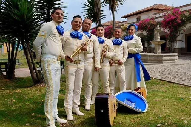 Mariachi con traje blanco grupo completo con voz femenina en casa quinta Bogotá