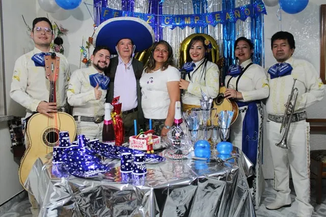 Mariachi con traje blanco en cumpleaños 70 años con hija Bogotá