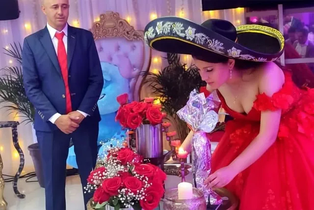 Quinceañera apagando velas de homenaje con su papá Bogotá