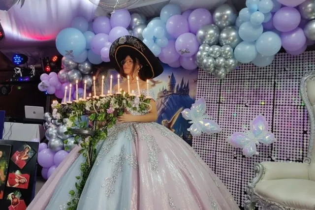 Quinceañera con sombrero de charro frente a candelabro de 15 velas Bogotá