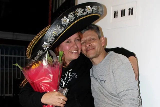 Pareja feliz después de serenata día de la mujer Bogotá