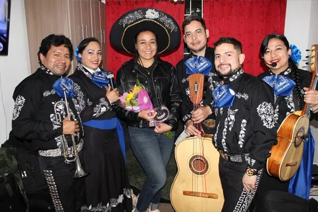 Mariachi con traje negro en serenata sorpresa íntima Bogotá
